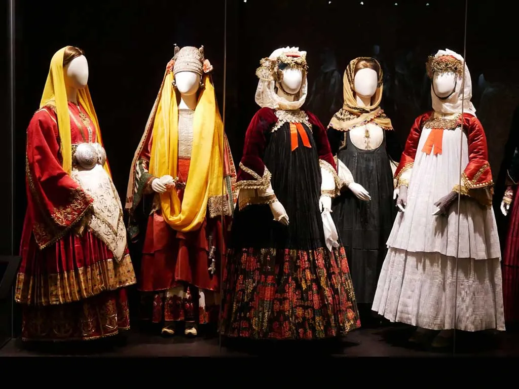 Συλλογή Ελληνικών Ενδυμασιών «Βικτώρια Καρέλια»