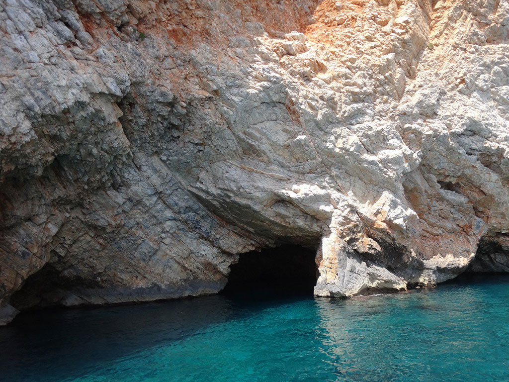 Θαλάσσιες Σπηλιές Σκύρου